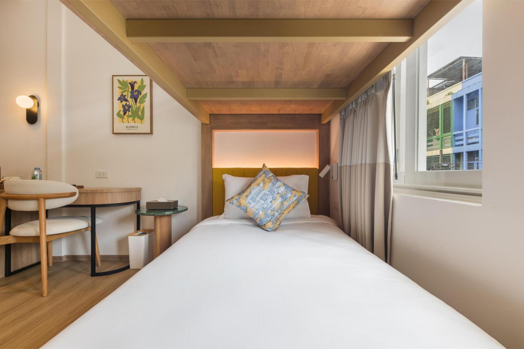 Upstairs At Ton Ton Hotel Bangkok Exterior photo
